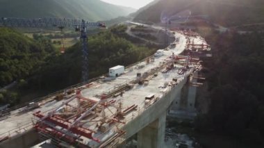 Otoyol köprüsü yapım aşamasında. Nees Yolu 'nun havadan görüntüsü. Çevre yolu bir dağ arazisinde inşa ediliyor..