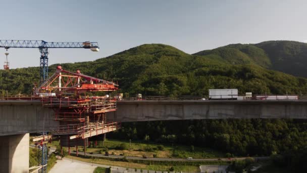 Строящийся Автомобильный Мост Вид Воздуха Дорогу Автострада Строится Горной Местности — стоковое видео