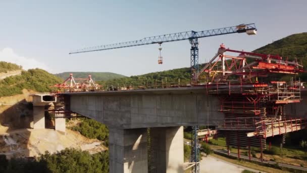 Строящийся Автомобильный Мост Вид Воздуха Дорогу Автострада Строится Горной Местности — стоковое видео