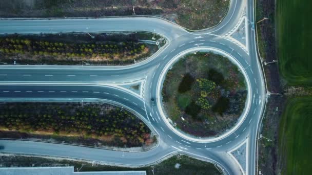 Roundabout Pandangan Persimpangan Lingkaran Lalu Lintas Dari Atas Video Udara — Stok Video