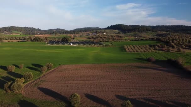 Pole Rolnicze Panelami Słonecznymi Oddali Filmik Dronami Lotniczymi — Wideo stockowe
