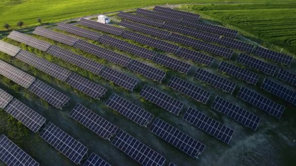 Painéis Solares Campo Agrícola Vídeo Drones Aéreos Câmara Mover Esquerda — Vídeo de Stock