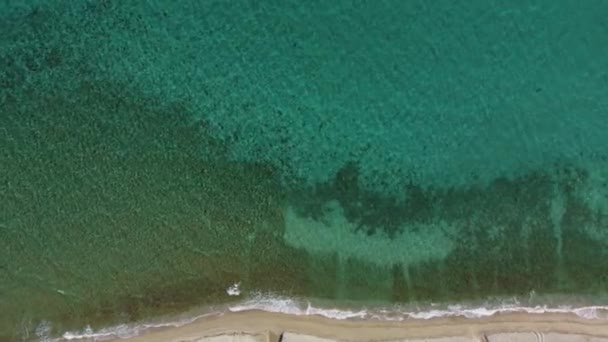 Meereswellen Auf Einem Strand Von Oben Donw Blick Drohnenvideo Aus — Stockvideo