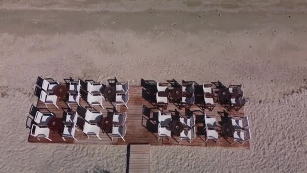 Kafe Restoran Sandalyeleri Deniz Kenarındaki Ahşap Bir Platformda Masalar Gökyüzü — Stok video