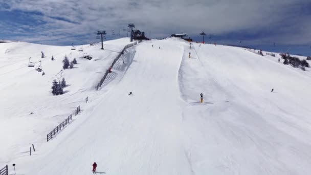 在塞尔维亚Kopaonik滑雪胜地的Ski Piston Duboka 冬季空中录像 — 图库视频影像