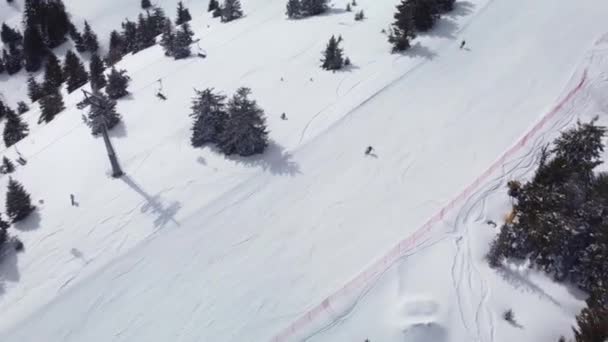 Esquiadores Esquiando Declive Preparado Ski Piste Dia Inverno Vídeo Aéreo — Vídeo de Stock