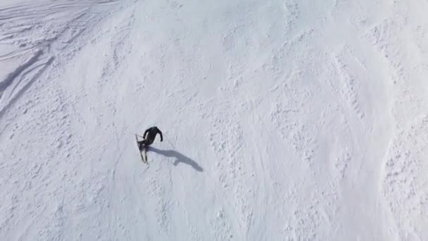 Geavanceerde Skiër Skiën Geprepareerde Piste Professioneel Snijden Luchtopname — Stockvideo