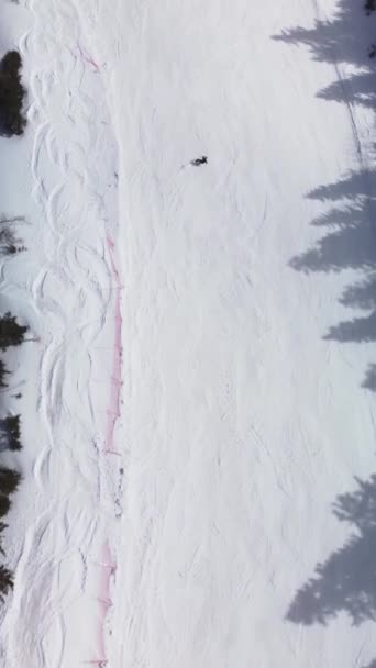 Esqui Avançado Esquiador Encosta Preparado Escultura Profissional Vídeo Vertical Aéreo — Vídeo de Stock