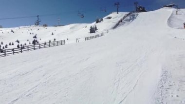 Sırbistan 'daki Kopaonik kayak merkezinde kayak pisti Duboka. Kış klibi.