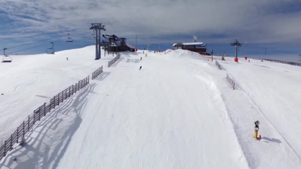セルビアのコパオニクスキーリゾートでスキー場デュボカ ウィンター エアリアル — ストック動画