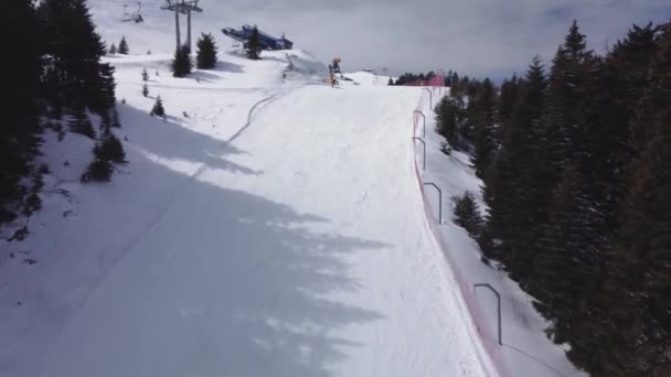 在塞尔维亚Kopaonik滑雪胜地的Ski Piston Duboka 冬季空中录像 — 图库视频影像