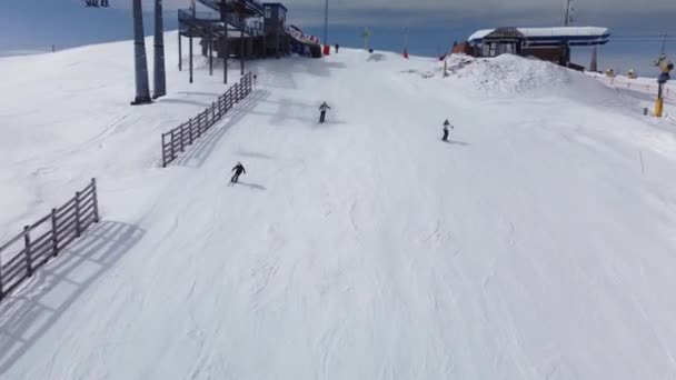 Skiërs Skiën Geprepareerde Piste Ski Piste Een Winterdag Luchtfoto Video — Stockvideo