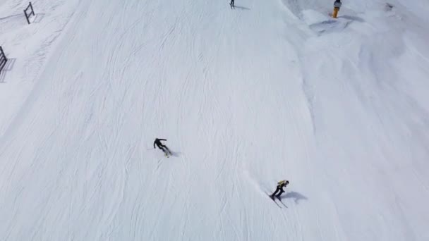Skiërs Skiën Geprepareerde Piste Ski Piste Een Winterdag Luchtfoto Video — Stockvideo