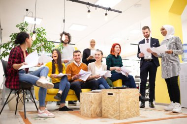 Modern ofis işyerindeki başarılı çoklu etnik gruptan oluşan bir ekip. Çeşitlilik mutluluk ve başarı kavramı.