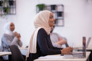 Sınıfta bir öğretim üyesini dinleyen çok ırklı öğrenciler. Zeki gençler üniversitede okuyor..