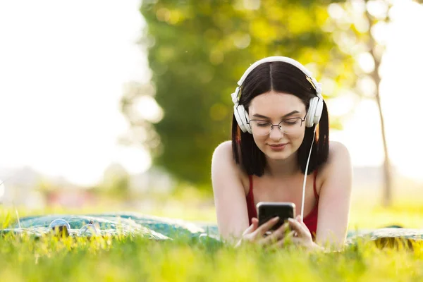 Hermosa Chica Pelo Oscuro Escuchando Música Con Auriculares Desde Teléfono —  Fotos de Stock