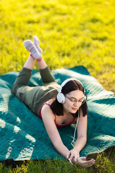 Chica Cabello Oscuro Escuchando Música Con Auriculares Desde Teléfono Inteligente —  Fotos de Stock