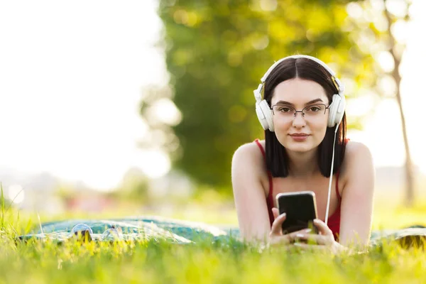 Hermosa Chica Pelo Oscuro Escuchando Música Con Auriculares Desde Teléfono —  Fotos de Stock