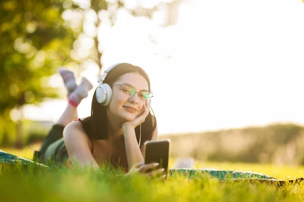 Hermosa Chica Cabello Oscuro Escuchando Música Con Auriculares Desde Teléfono —  Fotos de Stock