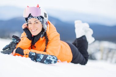 Kayakçı kız karda poz veriyor..