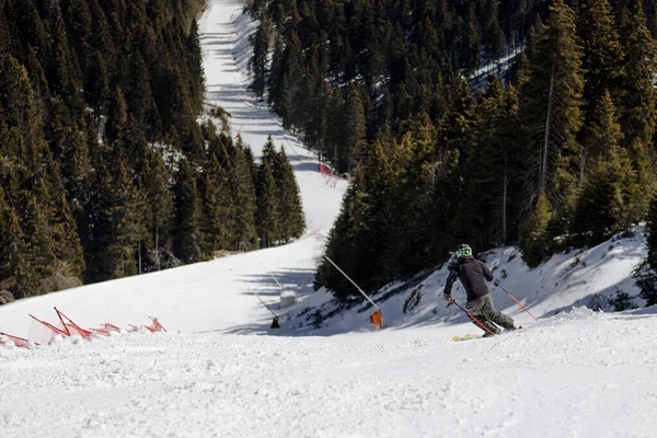 Professioneel Skiën Pisten Een Bergachtig Wintersportgebied Zonnige Dag Met Heldere — Stockfoto