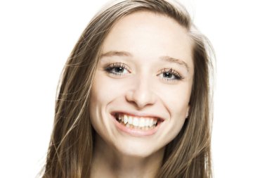 Mutlu pozitif esmer kız stüdyo resmi beyaz arka planda.