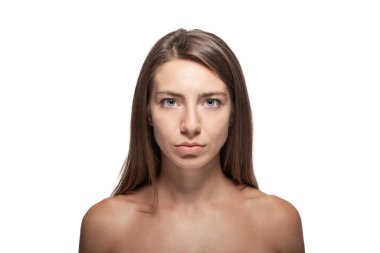 Mavi gözlü güzel kız güzellik portresini kapat. Kameraya bakan ciddi yüz ifadesi..