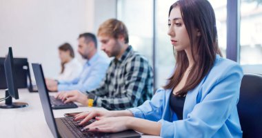 Ofisteki insanlar dizüstü bilgisayarlar ve bilgisayarlar üzerinde çalışıyorlar. İş arkadaşları takımı.. 