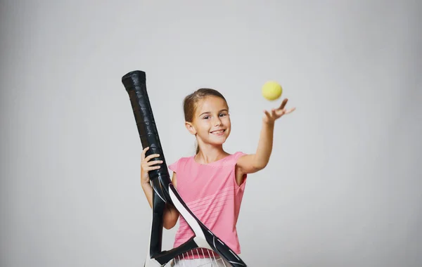 Egy Fiatal Lány Kezében Egy Teniszlabda Készen Áll Hogy Játszani — Stock Fotó