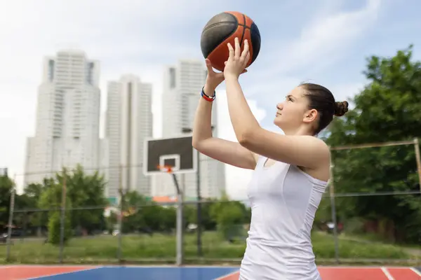 Молода Дівчина Грає Баскетбол Тримає Руках Спорт Відкритому Повітрі Міським Стокове Зображення
