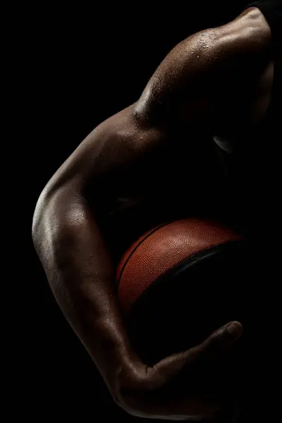 黒い背景に対してボールを保持するバスケットボールプレーヤー アフリカ系アメリカ人の男性の抽象的な体 筋肉人 サイドレッドシルエット — ストック写真