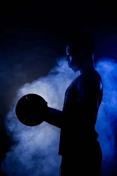 Giocatore Basket Possesso Una Palla Contro Sfondo Nebbia Blu Muscolare — Foto Stock