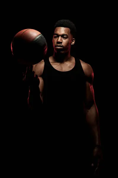 Basketbalista Strana Osvětlena Červenou Barvou Drží Míč Černém Pozadí Vážný Stock Snímky