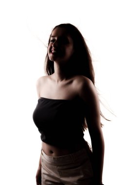 Beyaz arka planda uzun saçlı, güzel bir kızın yarım silueti..