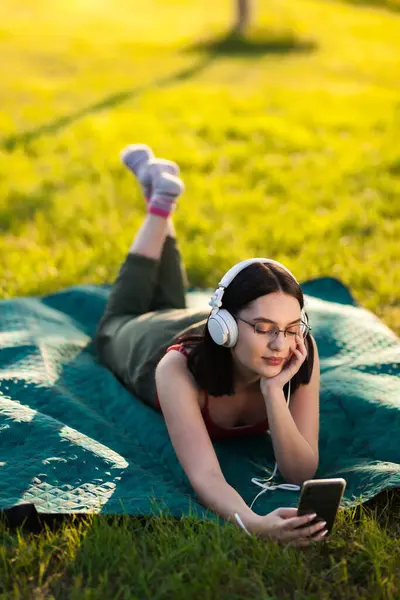 Chica Cabello Oscuro Escuchando Música Con Auriculares Desde Teléfono Inteligente —  Fotos de Stock