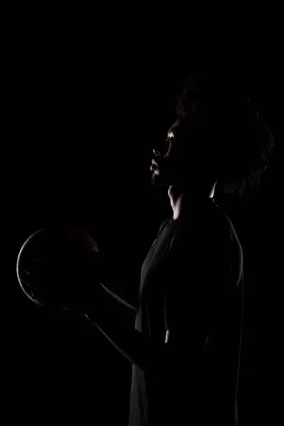 Side Lit Silhouette Basketball Player African American Man Holding Basket — ストック写真