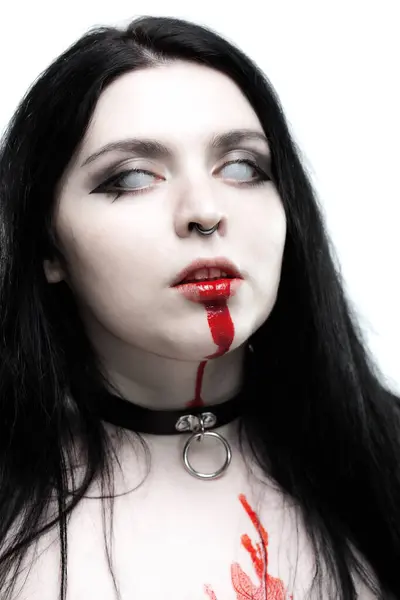 Ciemne Włosy Gotycka Dziewczyna Białymi Oczami Krwawymi Ustami — Zdjęcie stockowe