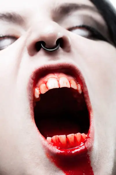 Straszna Gotycka Dziewczyna Białymi Oczami Zakrwawionymi Ustami — Zdjęcie stockowe