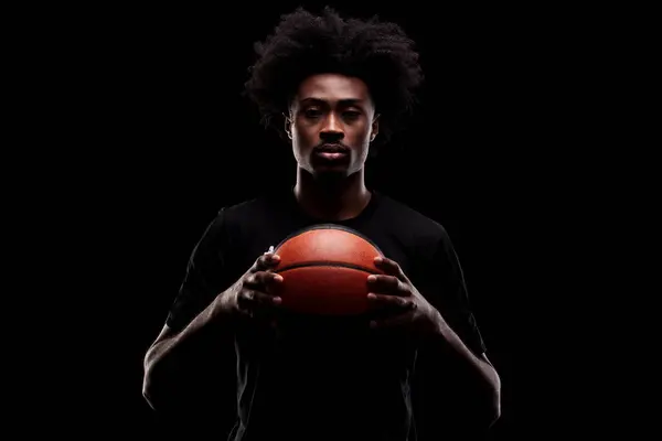Basketbalista Drží Míč Černém Pozadí Vážný Koncentrovaný Afroameričan Stock Fotografie