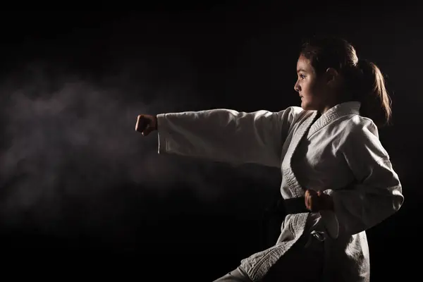 Giovane Ragazza Che Karate Bambino Kimono Con Fumo Sullo Sfondo Immagine Stock