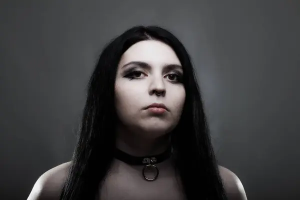 Goth Lány Fehér Szemek Hosszú Sötét Haj Ellen Sötét Szürke Jogdíjmentes Stock Képek