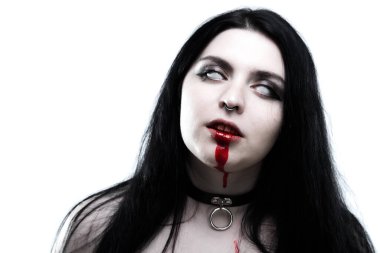 Koyu saçlı gotik kız, beyaz gözlü ve ağzı kanlı.