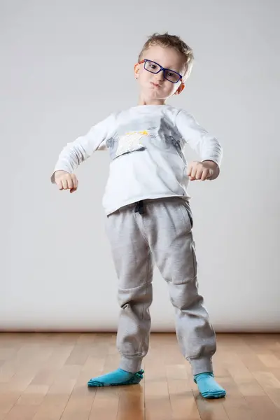 Gözlüklü Beyaz Gömlekli Genç Bir Çocuk Kameraya Bakıyor Eğlenmek Için Stok Resim