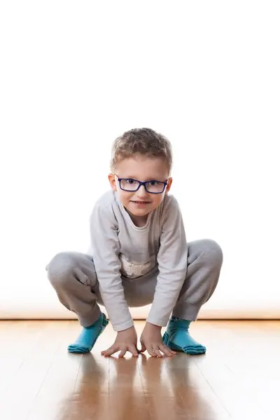 Egy Fiatal Fiú Szemüveggel Mászik Padlón Jogdíjmentes Stock Fotók