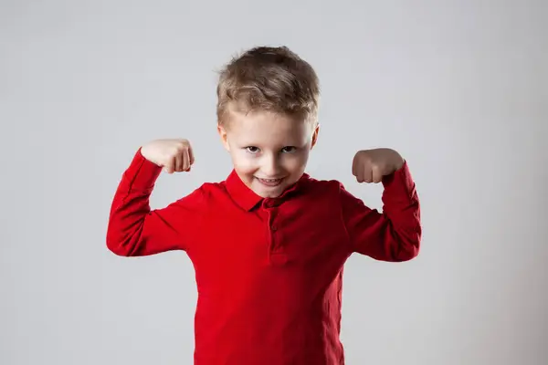 Jeune Garçon Montrant Ses Muscles Portant Une Chemise Rouge Photos De Stock Libres De Droits