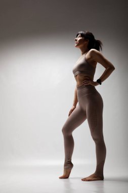 Spor kıyafetleri içinde güzel beyaz bir kadın. Kendine güvenen bir kızın yarı silueti.