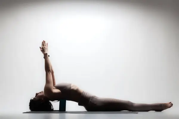 Yoga Pozu Veren Beyaz Güzel Bir Kadın Esneme Egzersizleri Yapan Telifsiz Stok Imajlar
