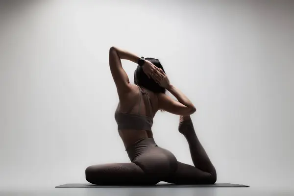 Mooie Blanke Vrouw Yoga Houding Half Silhouet Shot Van Een Rechtenvrije Stockafbeeldingen