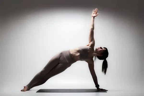 Mooie Blanke Vrouw Yoga Houding Half Silhouet Shot Van Een Stockafbeelding
