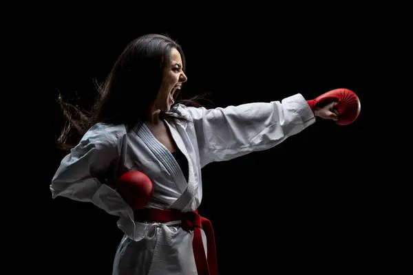 Dívka Cvičení Karate Punč Křičí Černém Pozadí Stock Obrázky